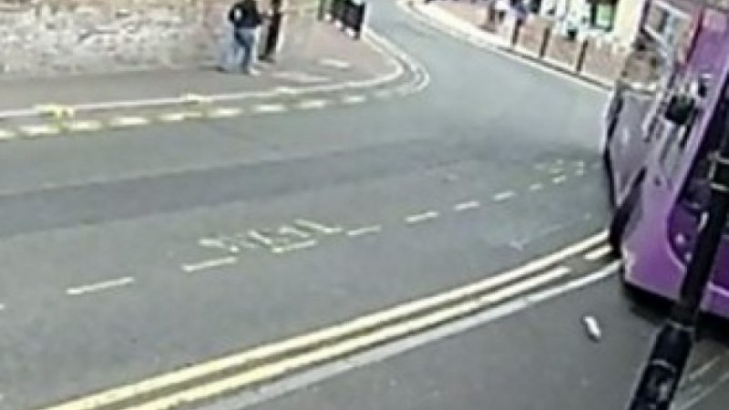Шок в Лондон! Вижте как автобус премазва пешеходец на улица (ВИДЕО 18+)
