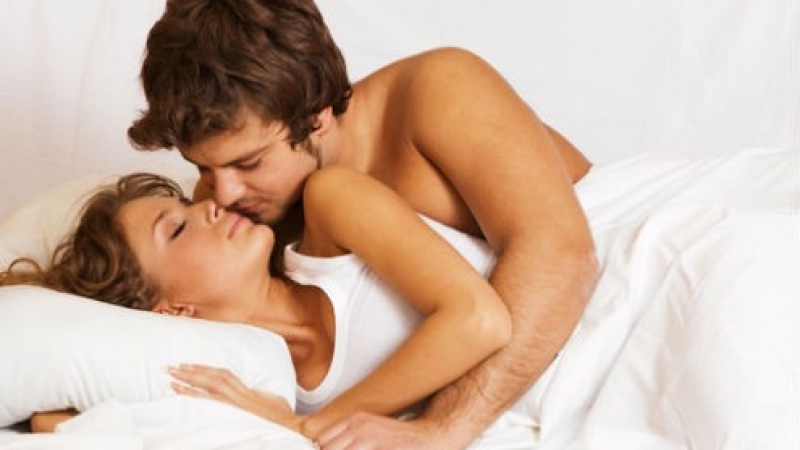 Разберете какви са ползите от сутрешния секс, който се оказва много полезен