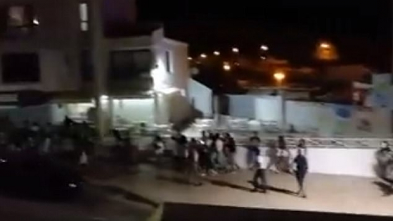 Стотици пияни британци спретнаха масово сбиване с полицията в португалски курорт, в действие влязоха палки, газ и куршуми (ВИДЕО)  