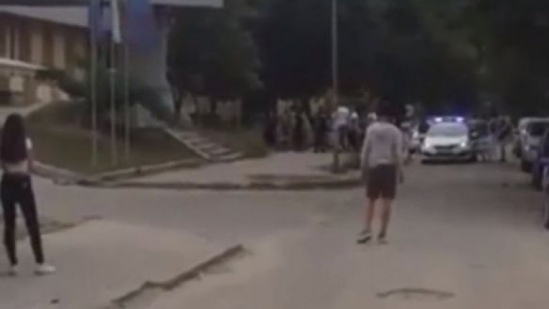 Първо ВИДЕО как озверялата тумба роми напада хората с брадви и колове в Асеновград!  