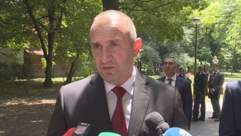 Разпрата не стихва: Президентът Радев обясни защо не е допуснал Цветан Цветанов на срещата си с кмета на Свищов