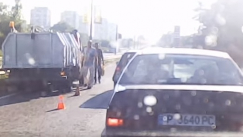 Зрелищно ВИДЕО! Вижте как безразсъден шофьор се преобръща на пътя край Русе 
