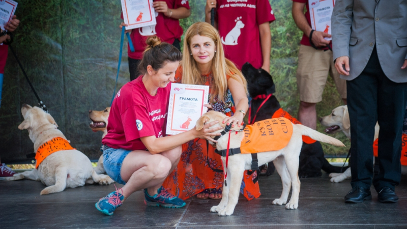 Мтел и фондация „Очи на четири лапи” обучават рекорден брой кучета водачи (СНИМКИ)