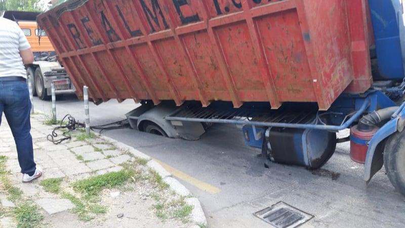 Камион пропадна в огромна дупка на пътя в София (СНИМКА)