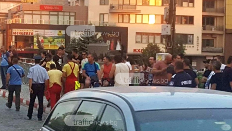 В Асеновград е страшно! Трима роми отнесоха гнева и ритниците на протестиращите