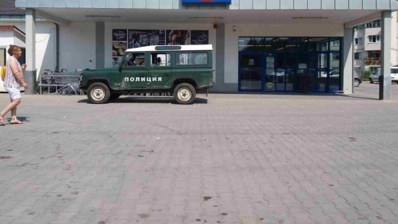 Врачанин пита: Защо джип на "Гранична полиция" паркира пред входа на магазин при празен паркинг (СНИМКИ)