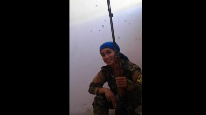 Куршум на ИДИЛ профуча на сантиметри от главата на кюрдска снайперистка, а тя... (ВИДЕО)
