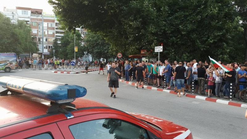Без напрежение в Асеновград, протестират срещу ромите тихо и мирно, Динко пристигна
