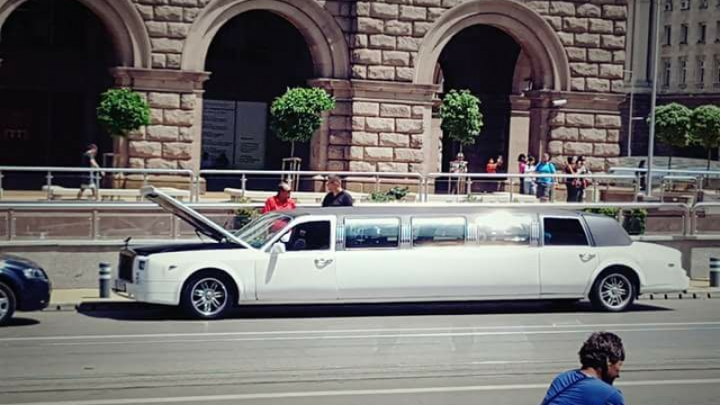 Огромна, суперлуксозна лимузина закъса насред центъра на София, мъкнат я с репатратор (СНИМКИ)