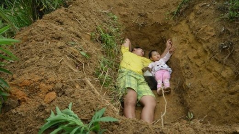 Баща изкопа гроб на болната си дъщеря и я води там да си играе (СНИМКИ)