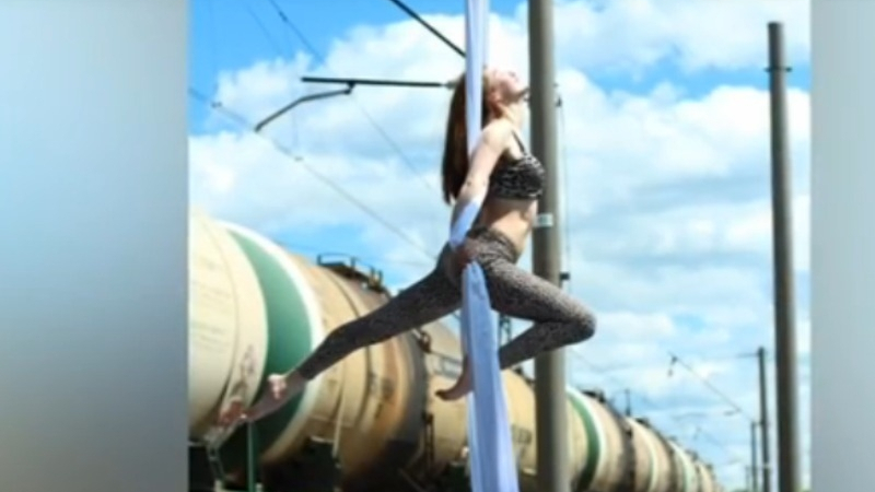 Арестуваха девойки, правещи стриптийз шоу пред приближаващ влак (ВИДЕО)