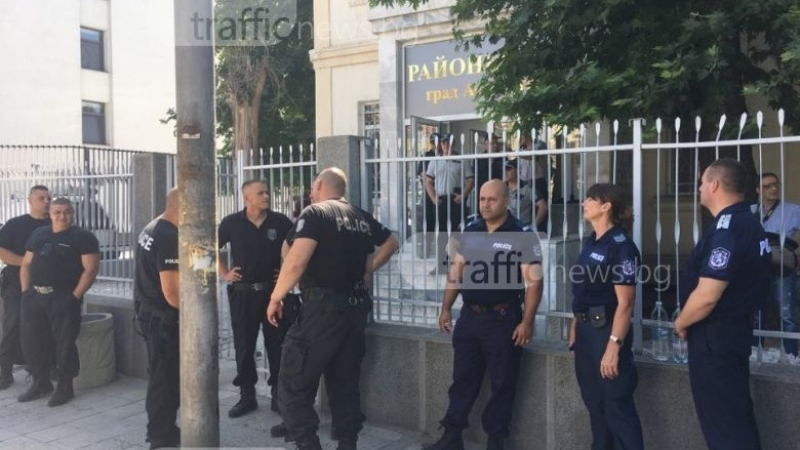 Съдът в Асеновград под полицейска обсада, вкарват в залата арестуваните роми (СНИМКИ)
