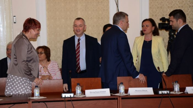 Фоторепортаж в БЛИЦ: Важна дискусия за Българското председателство се проведе в парламента