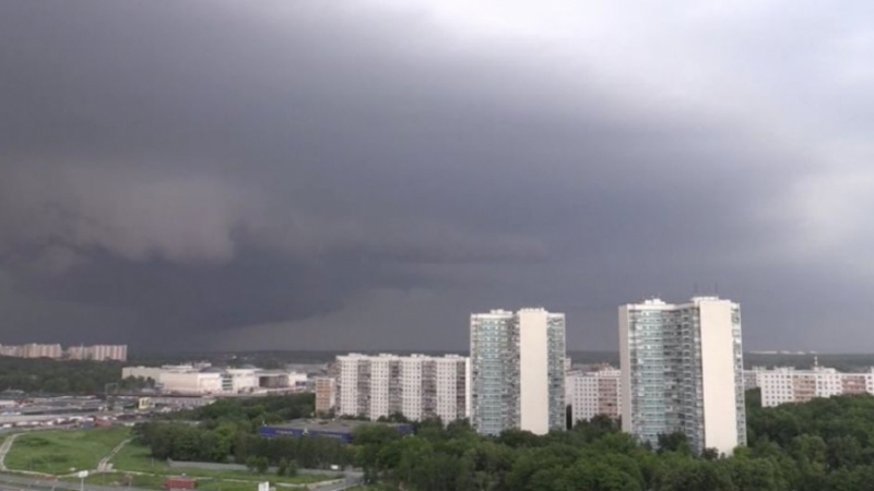 Небето се отвори и в Москва стана страшно! Такава буря от десетилетия не е имало (СНИМКИ/ВИДЕО)