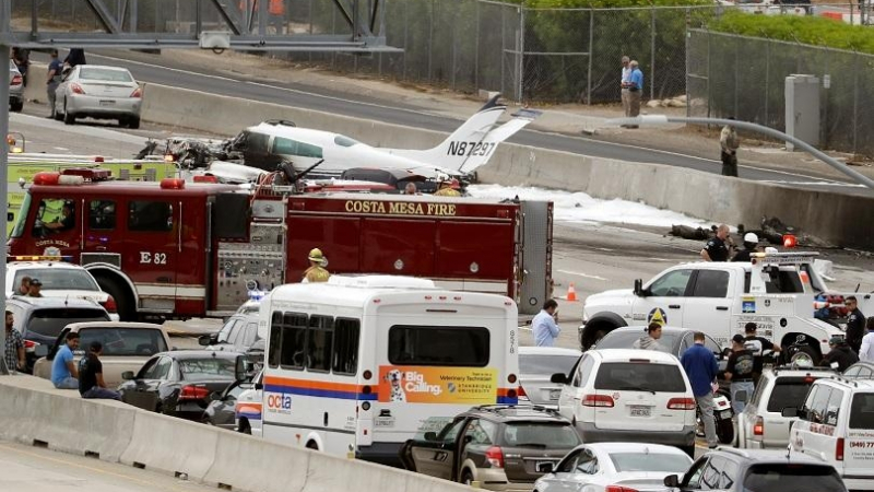 Самолет катастрофира на магистрала близо до летище в Лос Анджелис