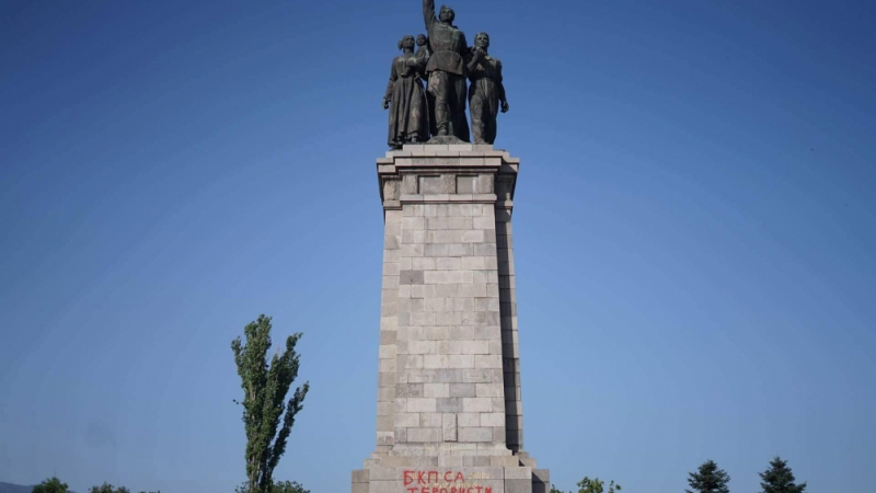 Първо в БЛИЦ: Вандализъм върху паметника на Съветската армия (СНИМКИ)