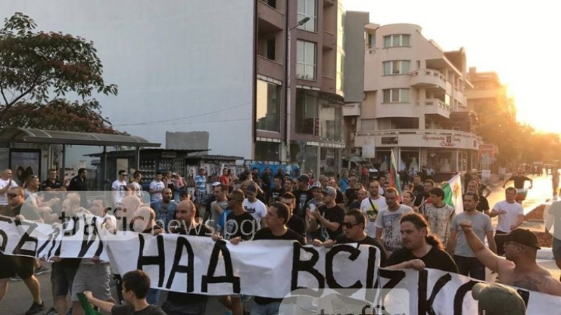 Хиляди скандират "Сърце и душа за България" в Асеновград, 11-годишно момче развя знамето "Свобода или смърт!" (СНИМКИ)