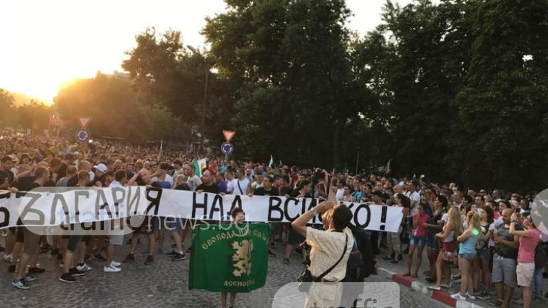 В Асеновград над 4000 протестиращи скандират "Смърт за виновните!", тръгнаха към ромската махала! Полиция от цялата страна я пази от гнева