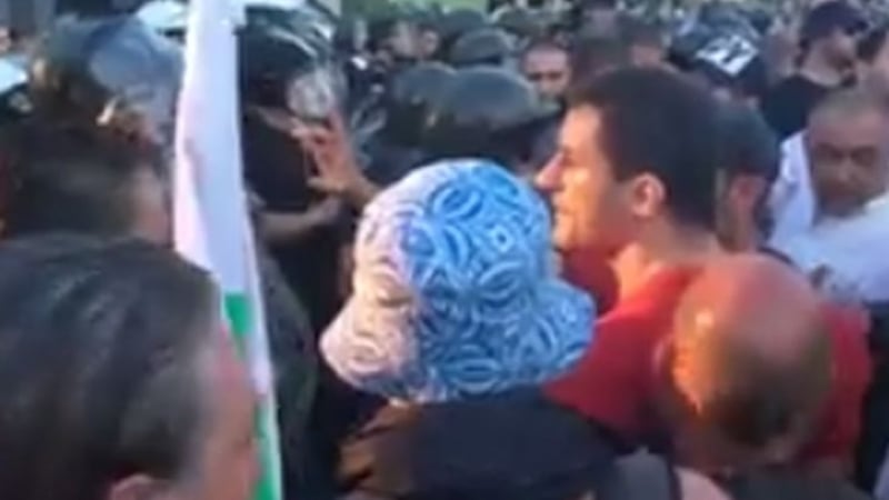 Перата ударил оператора на bTV по време на протеста в Асеновград (ВИДЕО)