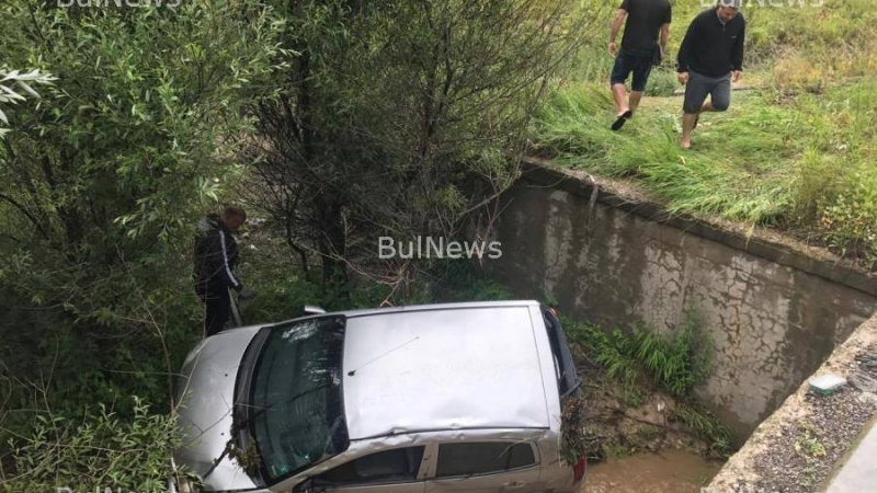 Жестока катастрофа на магистрала „Хемус“! Кола изхвърча от шосето и падна в река (ЗРЕЛИЩНИ СНИМКИ)
