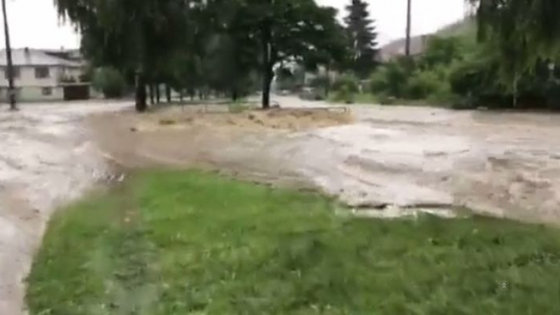 Водният апокалипсис продължава! В Самоков е страшно, улиците станаха реки, спират тока! (ВИДЕО)