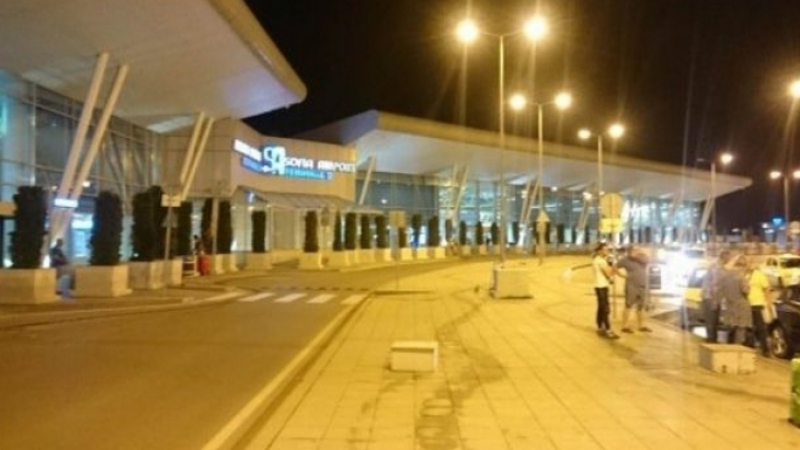 Извънредно: Затвориха летище София, гъмжи от полиция! (СНИМКИ/ВИДЕО)