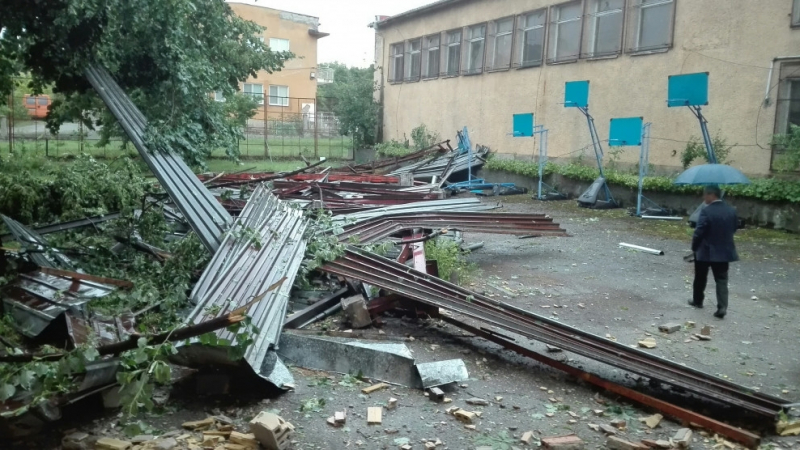 Бурята отнесе част от покрива на училище в Търговище (СНИМКИ)