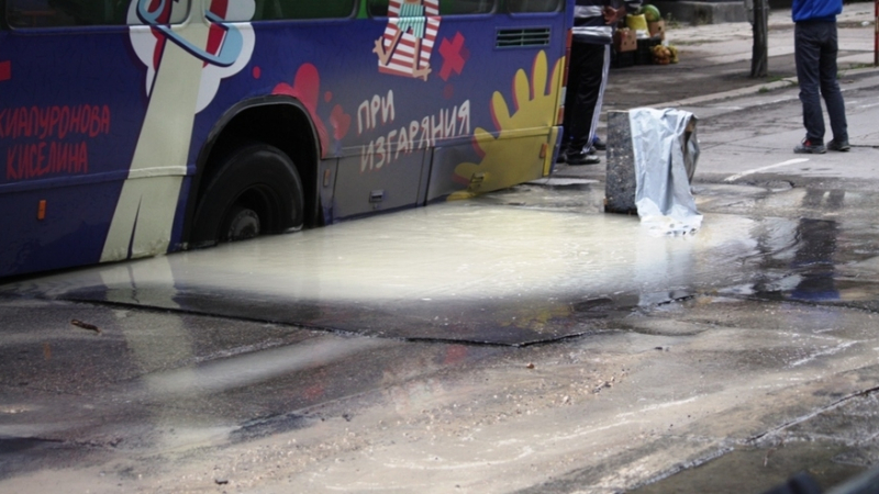 От последните минути: Автобус 13 пропадна в улица в центъра на Варна, а после стана още по-лошо (СНИМКИ)