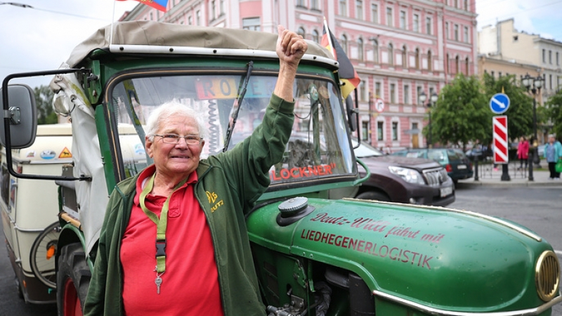 Възрастен германец пропътува близо 2000 км. с 57-годишен трактор (СНИМКИ/ВИДЕО)