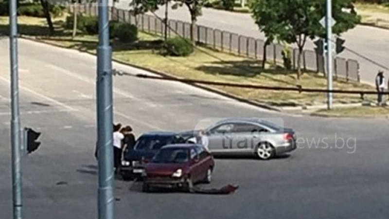 Зверско меле в Пловдив! Две коли се нанизаха - в тях пътували бебета (СНИМКИ)