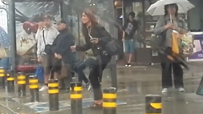 Жена показа на автобусна спирка, че няма лошо време, а само такова настроение 