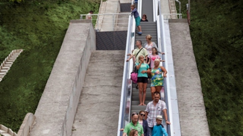 Ескалатори возят до плажа туристите в Албена