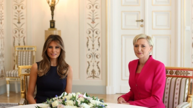 Мелания Тръмп отново ослепителна! Вижте на какъв тоалет заложи за срещата си с първата дама на Полша (СНИМКИ)