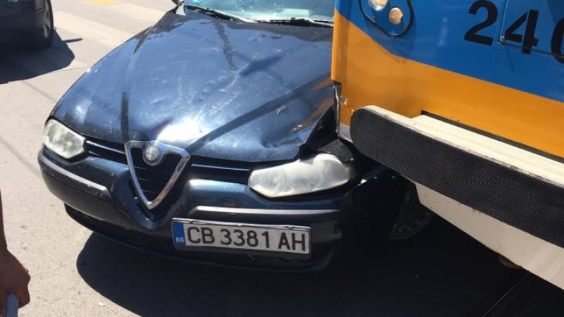 Кола се натресе в крамвай в центъра на София, десетки спорят във Фейсбук кой е виновен (СНИМКА)