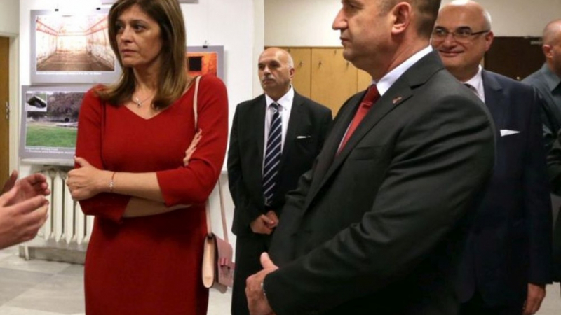 Деси Радева блесна с ослепителна, червена рокля в Полша, ето как тя и президентът съчетаха тоалетите си (СНИМКИ)