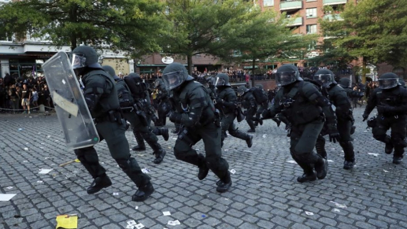 Поне 76 полицаи са ранени при сблъсъци с крайнолеви демонстранти в Хамбург