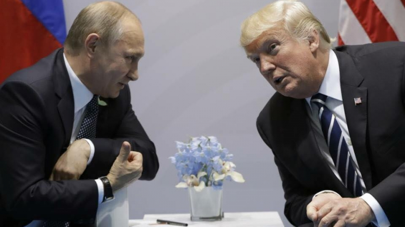Първа СНИМКА за историята: Ето как Путин и Тръмп си стиснаха ръцете!