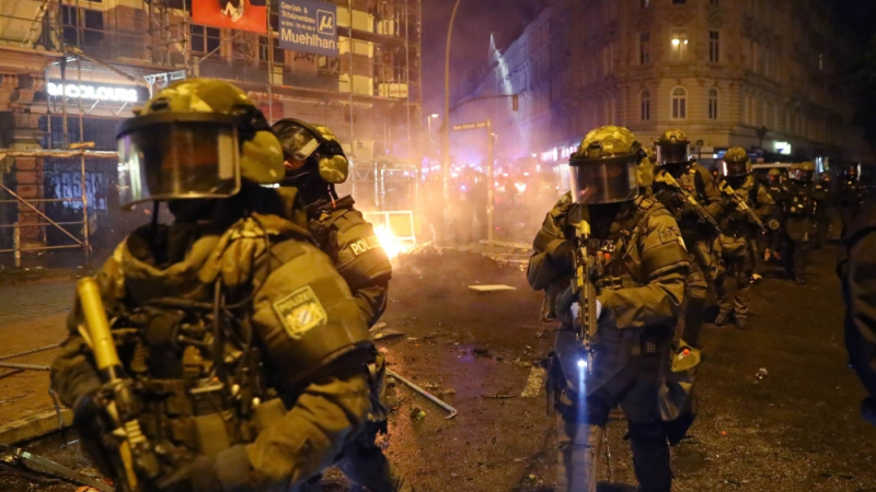 Тежка нощ в Хамбург: Над 100 задържани демонстранти, повече от 200 ранени полицаи (СНИМКИ)
