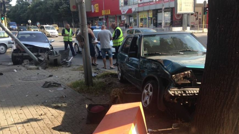 Две коли станаха на мармалад в центъра на Варна (СНИМКИ)