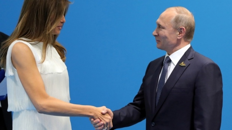Всички се питат: Какво си говорят толкова сладко Путин и Мелания? Къде е Тръмп? (СНИМКА/ВИДЕО)