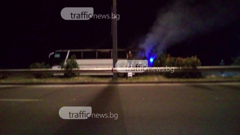 Автобус гори в Пловдив, пожарни го гасят (СНИМКИ)