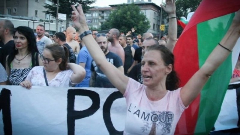 Протестиращите срещу циганските безчинства в Асеновград идват гневни в София, напрежението ескалира