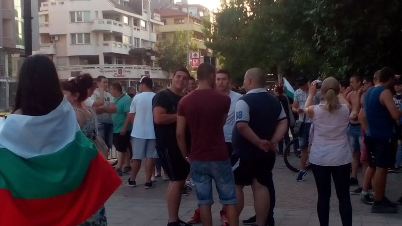 Протестите в Асеновград спират, но само за...