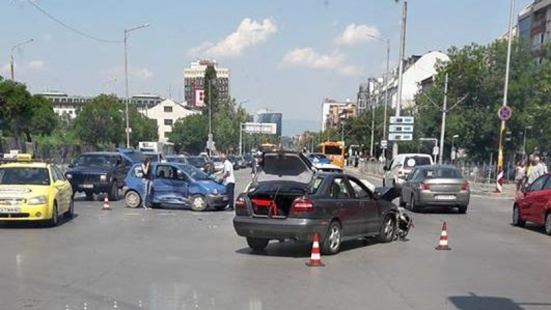 Първо в БЛИЦ: Ексклузивно ВИДЕО от каръшка катастрофа в София
