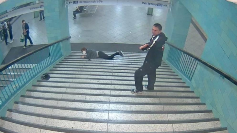 Агресията се повтаря: Млад мъж проснат на стълбите след ритник в берлинското метро, нападателят пак мургав (СНИМКИ)