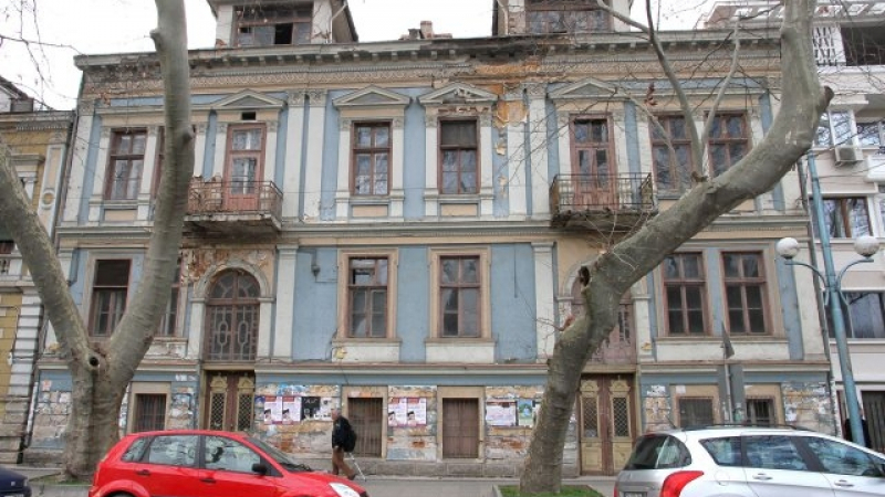 Издирват под дърво и камък собственици на опасни сгради в Пловдив