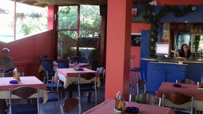 Македонците му намериха цаката: Голи келнери привличат туристи в Охрид (СНИМКА)