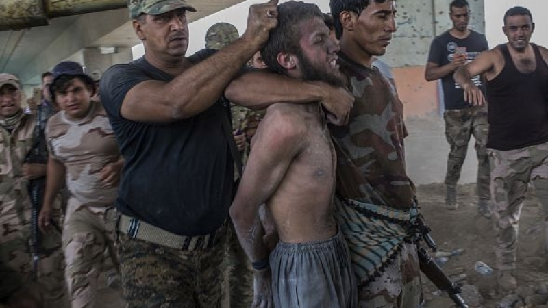 Брутални СНИМКИ и ВИДЕО (18+) показаха как военни влачат полуголи джихадисти по улиците на освободения Мосул