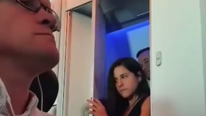 Млада двойка се усамоти в тоалетната на самолет на Virgin Atlantic и цял свят разбра какво са правили (ВИДЕО)