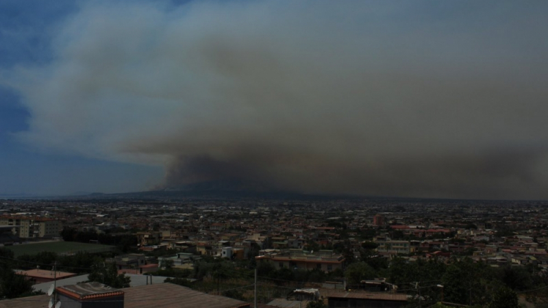 Адът слезе на Земята! Планината около Везувий е окъпана в пламъци, спешно евакуират местните (СНИМКИ/ВИДЕО)